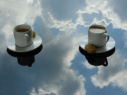 due tazze di caffè  e le nuvole